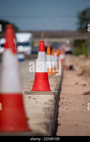 Cônes de signalisation dans les roadworks sur l'autoroute M1 en Angleterre. Banque D'Images