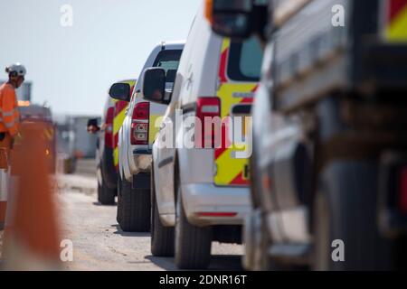 File d'attente des véhicules d'entretien d'autoroute dans les travaux routiers sur l'autoroute M1, en Angleterre. Banque D'Images