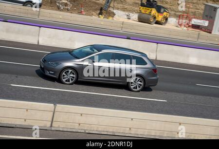 Voiture traversant les travaux routiers sur l'autoroute M1 dans les Midlands, en Angleterre. Banque D'Images