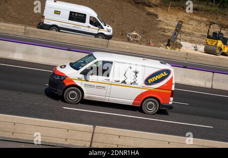 Minibus traversant les travaux routiers sur l'autoroute M1 dans les Midlands, en Angleterre. Banque D'Images