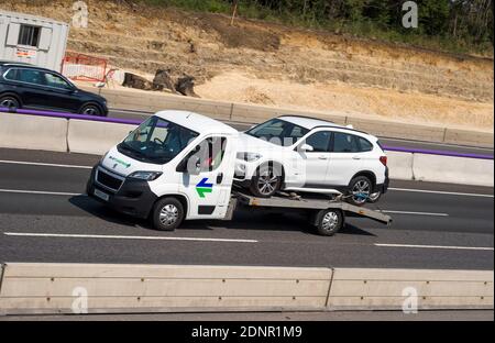 Véhicule de dépannage traversant les travaux routiers sur l'autoroute M1 dans les Midlands, en Angleterre. Banque D'Images