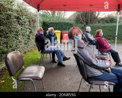 Beryl Seal (83) l'un des premiers lots de vaccins Covid 19, sheffield, Royaume-Uni. Après que chaque vaccin a été demandé aux receveurs d'attendre 15 mi supplémentaires Banque D'Images