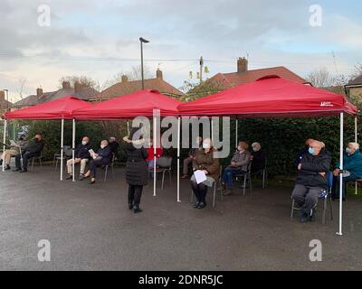 Beryl Seal (83) un des premiers lots de Cinco-porteurs Covid 19 vac, sheffield, Royaume-Uni. Après avoir demandé à chaque vaccin d'attendre 15 m de plus Banque D'Images