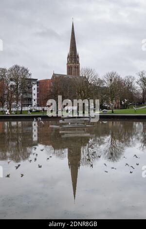 Glasgow, Écosse, Royaume-Uni. 18 décembre 2020. Une sculpture cinétique en acier inoxydable appelée trois angles droits horizontale par l'artiste américain George Rickey est érigée dans l'étang de canards de Queen's Park. Credit: SKULLY/Alay Live News Banque D'Images