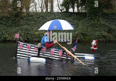 Michael Stanley, connu sous le nom de « Major Mick », se rend le long du canal de Chichester alors qu'il termine son défi d'aviron de 70 miles dans son bateau Tintanic fait maison, en aide à l'Hospice de St Wilfrid à Bosham. Banque D'Images