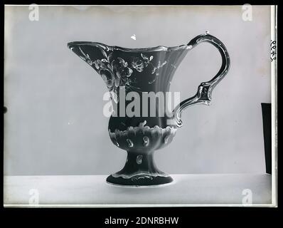 Wilhelm Weimar, carafe à casque, négatif en verre, négatif noir et blanc, total: Hauteur: 23.8 cm; largeur: 17.8 cm, numéroté: À droite: À l'encre noire: 2499, oeuvre d'art appliqué (céramique Banque D'Images