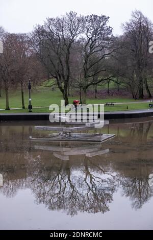 Glasgow, Écosse, Royaume-Uni. 18 décembre 2020. Une sculpture cinétique en acier inoxydable appelée trois angles droits horizontale par l'artiste américain George Rickey est érigée dans l'étang de canards de Queen's Park. Credit: SKULLY/Alay Live News Banque D'Images