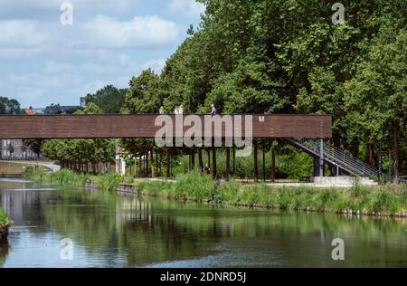 Amiens (nord de la France) : passerelle sur le chemin de halage le long des rives de la somme Banque D'Images