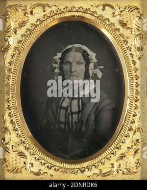 Carl Ferdinand Stelzner, Agnete Dorothea Reiners, née Wittke, the mother of Anna Henriette Stelzner, daguerreotype, picture size : height: 3.20 cm; width: 2.40 cm, inscribed: on the lining in black: Großmama, Reiners., numbered: verso: in black ink on label: 49, portrait photography, woman, bust, three-quarter view, headgear Stock Photo