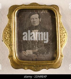 Homme, daguerréotype, taille de l'image: Hauteur: 2,40 cm; largeur: 1,90 cm, photographie de portrait, homme, personnage assis, portrait en demi-longueur Banque D'Images