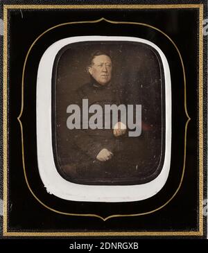 Homme, Daguerréotype, taille de l'image: Hauteur: 7,50 cm; largeur: 5,70 cm, photographie de portrait, personnage assis, homme, portrait en demi-longueur Banque D'Images