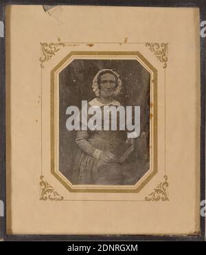 older woman, daguerreotype, Image size: Height: 6,60 cm; Width: 4,80 cm, portrait photography, woman, half-length portrait, headdress Banque D'Images