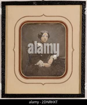 Femme, Daguerreotype, taille de l'image: Hauteur: 7,10 cm; largeur: 5,80 cm, 1015/3, Photographie portrait, femme, portrait en demi-longueur, figure assise Banque D'Images