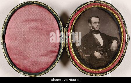 Jeune homme, daguerréotype, taille de l'image: Hauteur: 8,90 cm; largeur: 7,30 cm, photographie de portrait, portrait en demi-longueur, figure assise, homme Banque D'Images