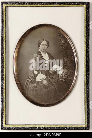 Woman, daguerreotype, image size: height: 9,30 cm; width: 7,20 cm, title in lead, portrait photograph, woman, knee piece, seated figure Banque D'Images