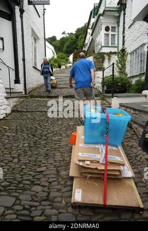 Royaume-Uni/Devon /Clovelly Estate / cliffside village/des sacs d'épicerie de charbon aux montagnes de rouleaux de toilettes, doit être apporté par traîneau. Banque D'Images