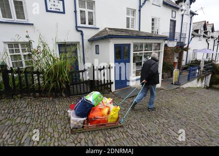 Royaume-Uni/Devon /Clovelly Estate / cliffside village/des sacs d'épicerie de charbon aux montagnes de rouleaux de toilettes, doit être apporté par traîneau. Banque D'Images