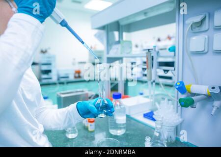 Production du coronavirus, vaccin Covid-2019 dans le laboratoire pharmaceutique, vaccination des personnes Banque D'Images