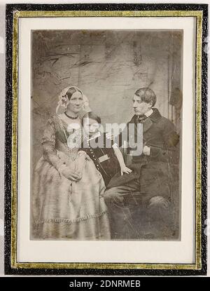 Jeune famille, daguerréotype, taille de l'image: Hauteur: 9,30 cm; largeur: 6,80 cm, timbre du bureau photographique d'État de Hambourg, photographie de portrait, portrait de groupe Banque D'Images