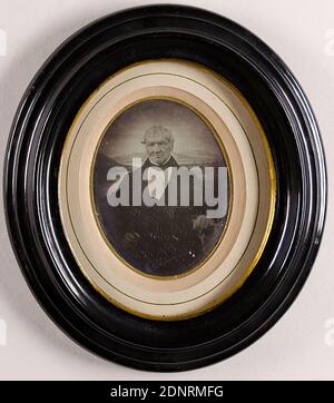 Vieil homme, daguerréotype, taille de l'image: Hauteur: 9,40 cm; largeur: 7,20 cm, photographie de portrait, portrait en demi-longueur, homme, figure assise Banque D'Images
