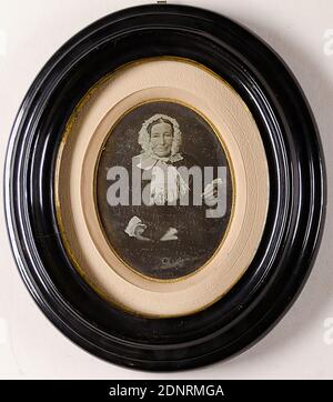 old woman, daguerreotype, Image size: Height: 9,30 cm; Width: 7,30 cm, portrait photography, old woman, headdress Banque D'Images