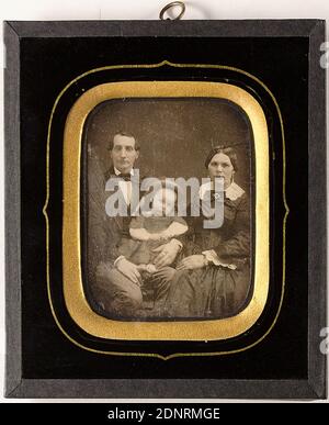 Famille, Daguerreotype, taille de l'image: Hauteur: 7,30 cm; largeur: 5,70 cm, timbre de l'Institut photographique d'État de Hambourg, photographie de portrait, père, homme, mère, femme, portrait de groupe, bébé, bébé, enfants, personnage assis Banque D'Images