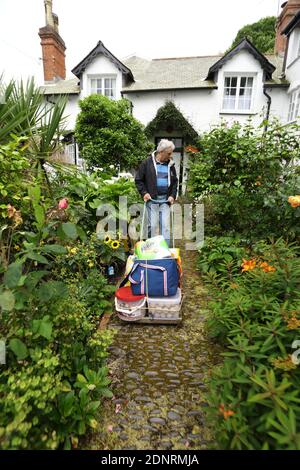 Royaume-Uni/Devon /Clovelly Estate / cliffside village/des sacs d'épicerie de charbon aux montagnes de rouleaux de toilettes, doit être apporté par traîneau. Banque D'Images