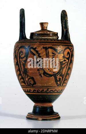 MEO-Evoli peintre, Lebes Gamikos (tête de femme), argile, peint (céramique), rapidement tourné, alternativement tiré, argile, peint et tiré, Total: Hauteur: 25.8 cm; diamètre: 14.8 cm, céramique, profil (vue latérale), ancien classique (antiquité grecque), UN vaisseau utilisé dans le rite de mariage, qui était initialement un chaudron avec deux poignées en boucle, est appelé Lebes Gamikos au cours du temps, la forme a changé jusqu'à la variante montrée ici: Le corps du navire a une forme semi-ovale; la transition du ventre à l'épaule se courbe brusquement, de sorte que les épaules du navire soient horizontales. Banque D'Images