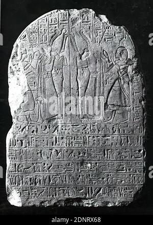 Pierre gravière du lièvre, calcaire, ciselée, reliefs, calcaire, Total: Hauteur: 34 cm; largeur: 25 cm; profondeur: 7.5 cm, équipement de tombe, monument funéraire, tombeau, lieu de sépulture, Osiris, dieu du monde inférieur, pratiques rituelles dans la religion égyptienne, le stèle gravitriculaire petit format a une finition semi-circulaire. Bien que le dos ait été en gros travaillé, le devant finement lissé a un relief dans la partie supérieure et de grandes inscriptions verticales et horizontales. Le côté gauche montre une éruption importante, le côté droit a des bords bombés. Banque D'Images