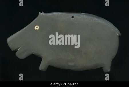 Palette de maquillage en forme d'hippopotame, ardoise, battue, retouchée (traitement de pierre), lissée, forée, graywacke, Total: Hauteur: 8.8 cm; largeur: 15.5 cm; profondeur: 1.1 cm, objets rituels et accessoires, articles de tombe, hippopotame, animaux, cette palette de maquillage en forme d'hippopotame est d'un charme spécial. Des deux côtés, il y a un renfoncement circulaire pour les yeux, qui ont été incrusté d'un morceau d'os blanc-jaune, dont un a été conservé. Au milieu de l'arrière, il y a un trou percé, qui a servi à accrocher la palette. Banque D'Images