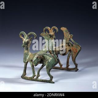 Chicane de cheval en forme d'ibexes ailés, bronze, moulé, gravé, bronze, Total: Hauteur: 13.9 cm; largeur: 21.1 cm; profondeur: 11 cm, harnais, ibex, antique, la chicane en trois parties se compose de la barre de bits tournée aux extrémités et de deux plaques de joue en forme d'ibexes ailés ou de mouflons. Les plaques de joue ne sont soulagées que d'un côté et ont un trou rond. La surface interne a deux œillets en haut et a probablement été utilisé pour tenir les sangles qui ont été passées au-dessus du nez du cheval pour mieux distribuer le poids. Au-dessous des œillets se trouvent deux épines, qui ont probablement servi à fixer un tampon. Banque D'Images