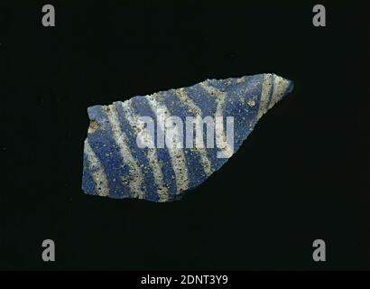Fragment d'un vaisseau, verre, pressé, coupé, Total: Hauteur: 3.50 cm; largeur: 1.60 cm, conteneur, stockage, travail de cuisine, début de la période impériale, UNE légère courbure du fragment de verre permet l'affectation à un vaisseau, éventuellement un bol. Des lignes blanches parallèles traversent la vitre bleue. Deux petits points blancs sont visibles à l'arrière. Pour la production, des verres de différentes couleurs ont été formés en tubes et en tiges. En raison du processus de fabrication élaboré et de sa fragilité, le verre a été considéré comme l'un des articles de luxe de l'antiquité Banque D'Images
