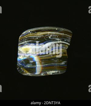 Fragment d'un vaisseau, verre, pressé, coupé, Total: Hauteur: 3.30 cm; largeur: 3.00 cm, conteneur, stockage, travail de cuisine, début de la période impériale, UNE légère courbure du fragment de verre permet l'affectation à un vaisseau, éventuellement un bol. Des bandes blanches et bleues fines irrégulières traversent le verre clair à brun foncé. Pour la production, des verres de différentes couleurs ont été formés en tubes et en tiges. Ils ont été pressés ensemble et chauffés, ce qui a donné une longue tige. Le verre maintenant coupé en tranches avait des motifs différents. Banque D'Images