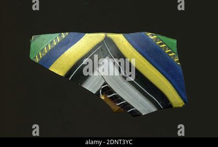 Fragment d'un vaisseau, verre, pressé, coupé, Total: Hauteur: 3.60 cm; largeur: 6.90 cm, conteneur, entreposage, cuisine, début de la période impériale, le fragment appartenait à l'origine à un bol. Le motif du navire se compose de lignes parallèles convergeant vers un point dans les couleurs vert, transparent avec ligne jaune, bleu, jaune, violet avec ligne mince blanche, blanc, violet avec corde et marron. Pour la production, différentes verres de couleur ont été pressés ensemble et chauffés. La formation a ensuite été effectuée dans un modèle. Banque D'Images