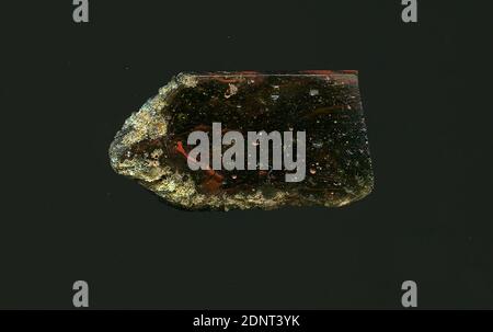 Fragment d'un vaisseau, verre, pressé, coupé, Total: Hauteur: 2.90 cm; largeur: 1.50 cm, début de la période impériale, UNE légère courbure du fragment de verre permet l'attribution à un vaisseau, éventuellement un bol. Le verre brun est marbré en rouge. Pour la production, des verres de différentes couleurs ont été formés en tubes et en tiges. Ils ont été pressés ensemble et chauffés, ce qui a donné une longue tige. Le verre maintenant coupé en tranches avait des motifs amorphes ou floraux différents. Plusieurs de ces plaques ont ensuite été repliées ensemble, réchauffées à nouveau et pressées dans la forme de la cuve. Banque D'Images