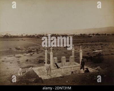 William Henry Jackson, Querétaro, Mexique. Monument à Maximilian von Habsburg, papier albumine, procédé positif noir et blanc, taille de l'image: Hauteur: 25 cm; largeur: 33.6 cm, inscription: Verso: En plomb: V. Hesse - Wartegg, Société géographique, à Hambourg, bibliothèque, photographie de voyage, monument, paysage avec plantes, ville, vue sur la ville (veduta), portrait de groupe, véhicules couverts d'animaux (calèche), homme, femme, chien, cheval, figure debout, figure assise, casque, poing. Banque D'Images