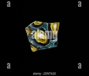 Fragment d'un vaisseau, verre, technique millefiori, Total: Hauteur: 1.60 cm; largeur: 1.40 cm, ornements floraux, début de la période impériale, UNE légère courbure du fragment de verre permet l'attribution à un vaisseau, éventuellement un bol plusieurs fleurs stylisées sont représentées sur un fond bleu. Autour d'un point blanc comme le noyau sont des couronnes de verre transparent, jaune, violet et blanc de l'intérieur à l'extérieur. Pour la production, des verres de différentes couleurs ont été formés en tubes et en tiges. Ils ont été pressés ensemble et chauffés, ce qui a donné une longue tige. Banque D'Images