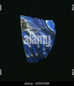 Fragment d'un vaisseau, verre, pressé, coupé, Total: Hauteur: 2,30 cm; largeur: 1,60 cm; profondeur: 0,20 cm, conteneur, stockage, travail de cuisine, période impériale précoce, UNE légère courbure du fragment de verre permet l'affectation à un vaisseau. Le verre bleu est recouvert de plusieurs points blancs, qui sont déformés. Pour la production, des verres de différentes couleurs ont été formés en tubes et en tiges. Ils ont été pressés ensemble et chauffés, ce qui a donné une longue tige. Le verre maintenant coupé en tranches avait des motifs amorphes ou floraux différents. Banque D'Images