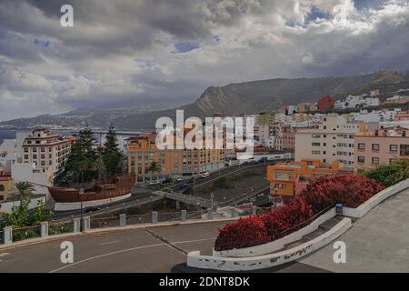 La Palma/Espagne; septembre 10 2018: Santa Cruz de la Palma paysage urbain, avec des nuages gris sur le ciel, îles Canaries Banque D'Images