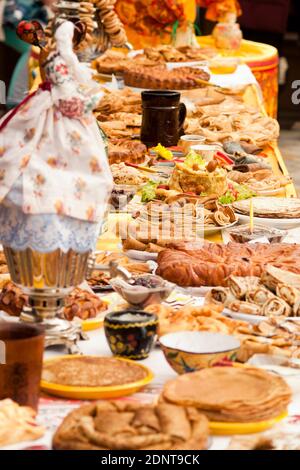 Vacances slaves Maslenitsa (également connu sous le nom de Butter Lady, Butter week, Crepe week, ou Cheesefare week) - une table de fête avec des crêpes et des tartes Banque D'Images