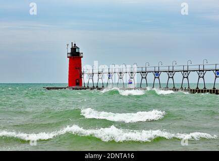 Phare de South Haven lors d'une journée venteuse avec vagues et pulvérisation Banque D'Images