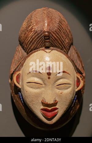 Santa Cruz de Tenerife, Espagne; mars 22 2019: Masque en bois d'Okuyi Punu d'origine africaine antique, du Gabon, sur une surface murale grise Banque D'Images