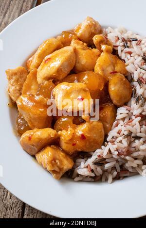 poulet à la mangue et chutney fait maison avec du riz cuit Banque D'Images