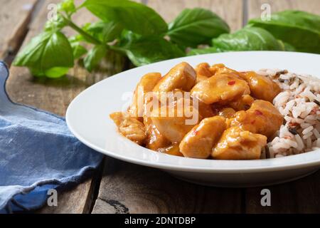 poulet à la mangue et chutney fait maison avec du riz cuit Banque D'Images