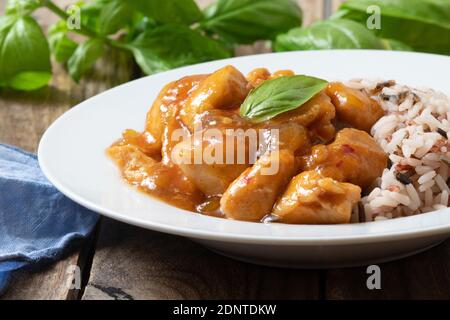 poulet à la mangue et chutney fait maison avec du riz cuit Banque D'Images