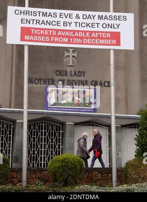 Un panneau relatif aux billets pour les messes de la veille de Noël et du jour de Noël est vu à l'extérieur de l'église notre-Dame mère de la grâce Divine à Raheny, Dublin. L'équipe nationale d'urgence en santé publique (Nphet) a averti que les cas de Covid-19 s'accéléraient plus rapidement que prévu après que les restrictions aient été assouplies au début de décembre. Banque D'Images