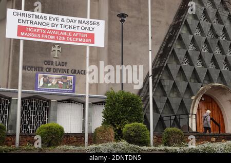 Un panneau relatif aux billets pour les messes de la veille de Noël et du jour de Noël est vu à l'extérieur de l'église notre-Dame mère de la grâce Divine à Raheny, Dublin. L'équipe nationale d'urgence en santé publique (Nphet) a averti que les cas de Covid-19 s'accéléraient plus rapidement que prévu après que les restrictions aient été assouplies au début de décembre. Banque D'Images