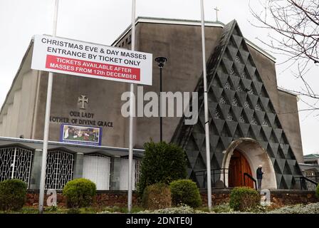 Un panneau relatif aux billets pour les messes de la veille de Noël et du jour de Noël est vu à l'extérieur de l'église notre-Dame mère de la grâce Divine à Raheny, Dublin. L'équipe nationale d'urgence en santé publique (Nphet) a averti que les cas de Covid-19 s'accéléraient plus rapidement que prévu après que les restrictions aient été assouplies au début de décembre. Banque D'Images