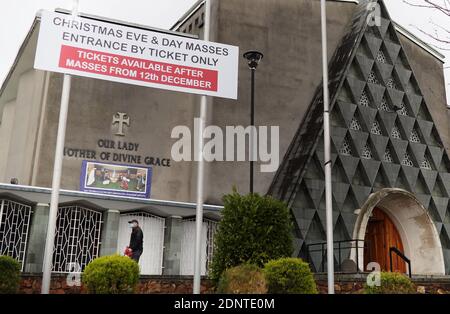 Un panneau relatif aux billets pour les messes de la veille de Noël et du jour de Noël est vu à l'extérieur de l'église notre-Dame mère de la grâce Divine à Raheny, Dublin. L'équipe nationale d'urgence en santé publique (Nphet) a averti que les cas de Covid-19 s'accéléraient plus rapidement que prévu après que les restrictions aient été assouplies au début de décembre. Banque D'Images