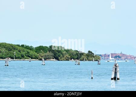 Poveglia, une petite île située entre Venise et le Lido dans la lagune vénitienne, en Italie, vue de Malamocco sur l'île du Lido. Banque D'Images